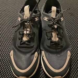 Woman’s airmax 7.5. Grey and white.